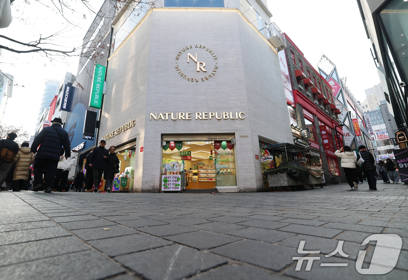 (서울=뉴스1) 오대일 기자 = 명동 네이처 리퍼블릭(명동월드점) 부지가 전국에서 땅값이 가장 비싼 곳으로 조사됐다. 23년째 부동의 1위다.17일 국토교통부가 공개한 2026년 …