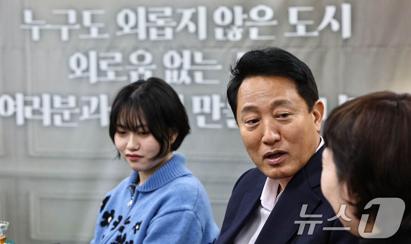 (서울=뉴스1) 김도우 기자 = 오세훈 서울시장이 17일 외로움 없는 서울 1주년 기념 현장소통차 서울마음편의점 관악점을 방문해 상담사, 이용자들과 대화를 나누고 있다. 2025. …