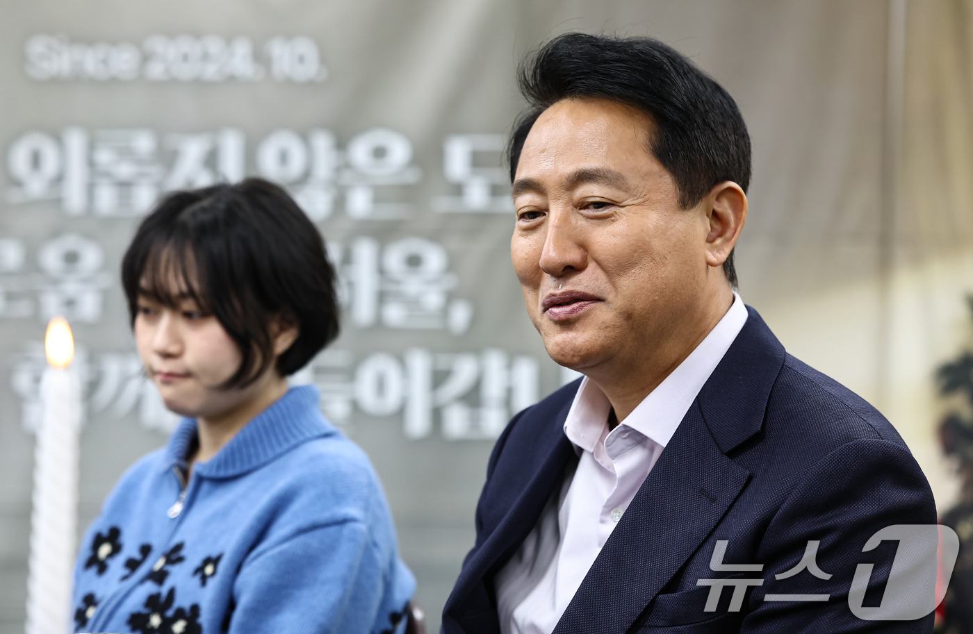 (서울=뉴스1) 김도우 기자 = 오세훈 서울시장이 17일 외로움 없는 서울 1주년 기념 현장소통차 서울마음편의점 관악점을 방문해 상담사, 이용자들과 대화를 나누고 있다. 2025. …