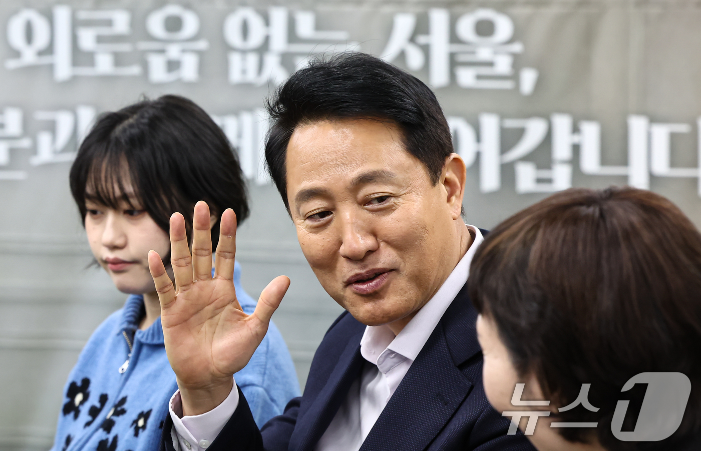 (서울=뉴스1) 김도우 기자 = 오세훈 서울시장이 17일 외로움 없는 서울 1주년 기념 현장소통차 서울마음편의점 관악점을 방문해 상담사, 이용자들과 대화를 나누고 있다. 2025. …