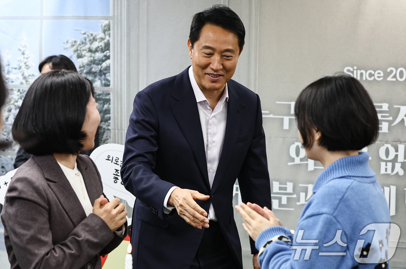 (서울=뉴스1) 김도우 기자 = 오세훈 서울시장이 17일 외로움 없는 서울 1주년 기념 현장소통차 서울마음편의점 관악점을 방문해 상담사, 이용자들과 인사를 나누고 있다. 2025. …