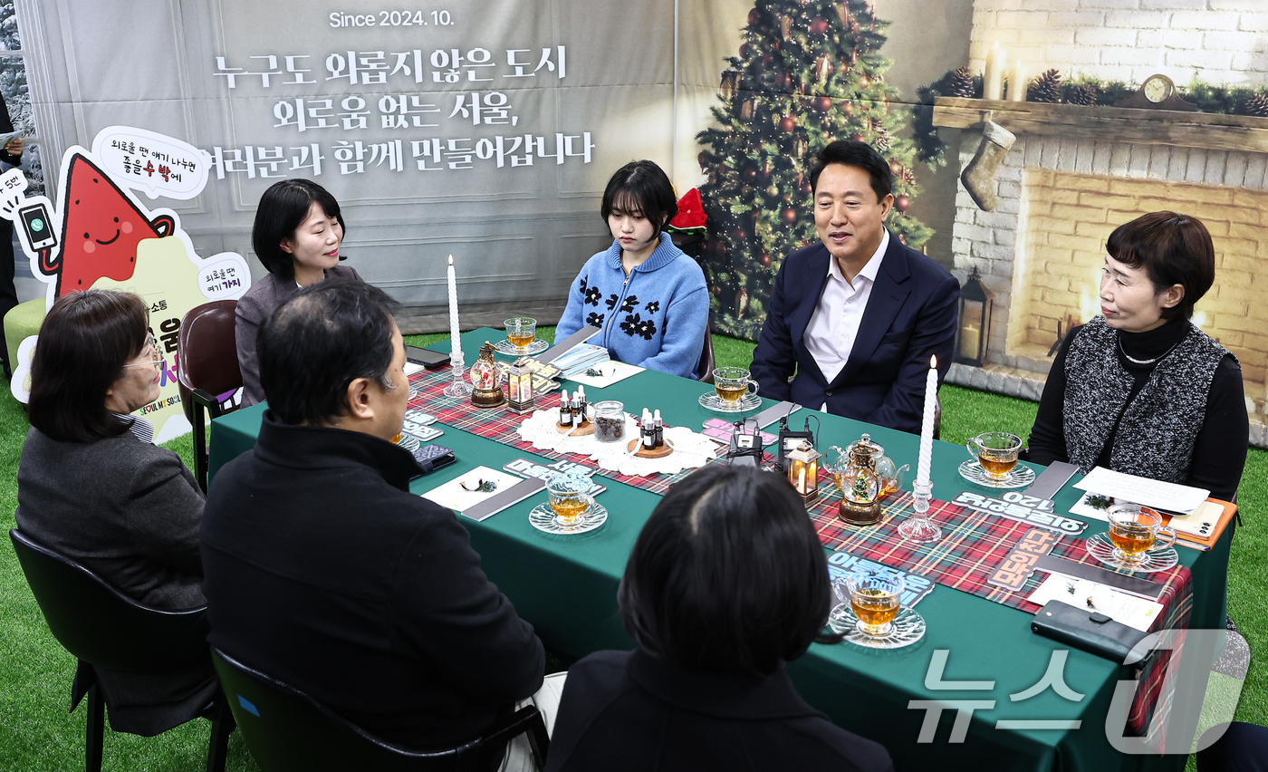 (서울=뉴스1) 김도우 기자 = 오세훈 서울시장이 17일 외로움 없는 서울 1주년 기념 현장소통차 서울마음편의점 관악점을 방문해 상담사, 이용자들과 대화를 나누고 있다. 2025. …