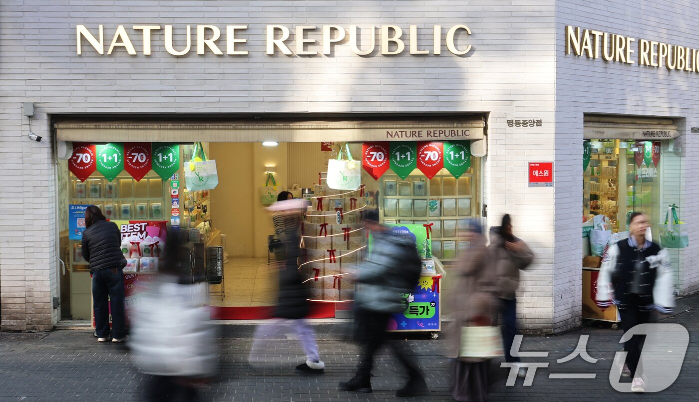 본문 이미지 - 명동 네이처 리퍼블릭(명동월드점) 부지가 전국에서 땅값이 가장 비싼 곳으로 조사됐다.  사진은 이날 오후 서울 중구 명동 네이처 리퍼블릭 모습. 2025.12.17/뉴스1 ⓒ News1 오대일 기자