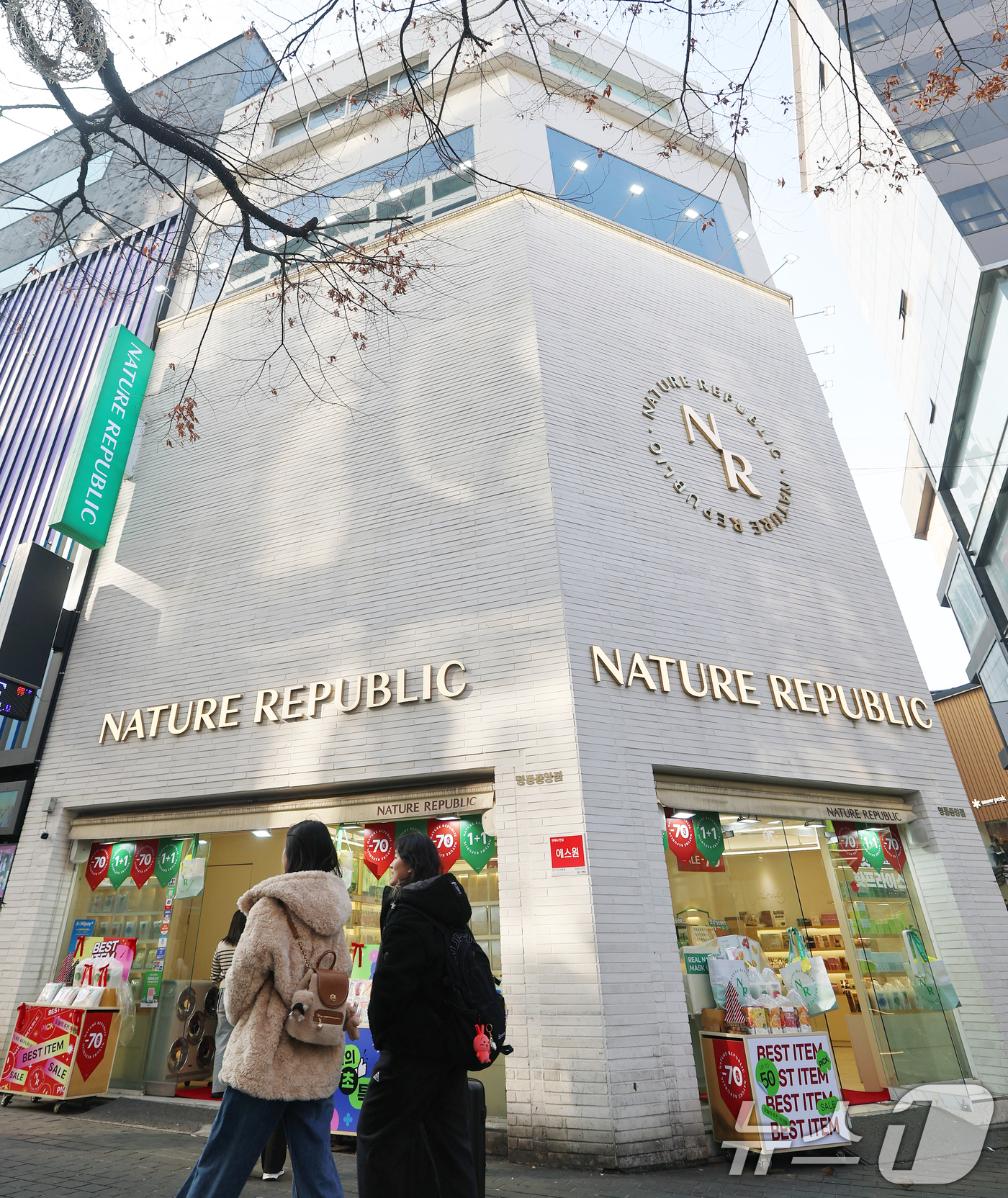 (서울=뉴스1) 오대일 기자 = 명동 네이처 리퍼블릭(명동월드점) 부지가 전국에서 땅값이 가장 비싼 곳으로 조사됐다. 23년째 부동의 1위다.17일 국토교통부가 공개한 2026년 …