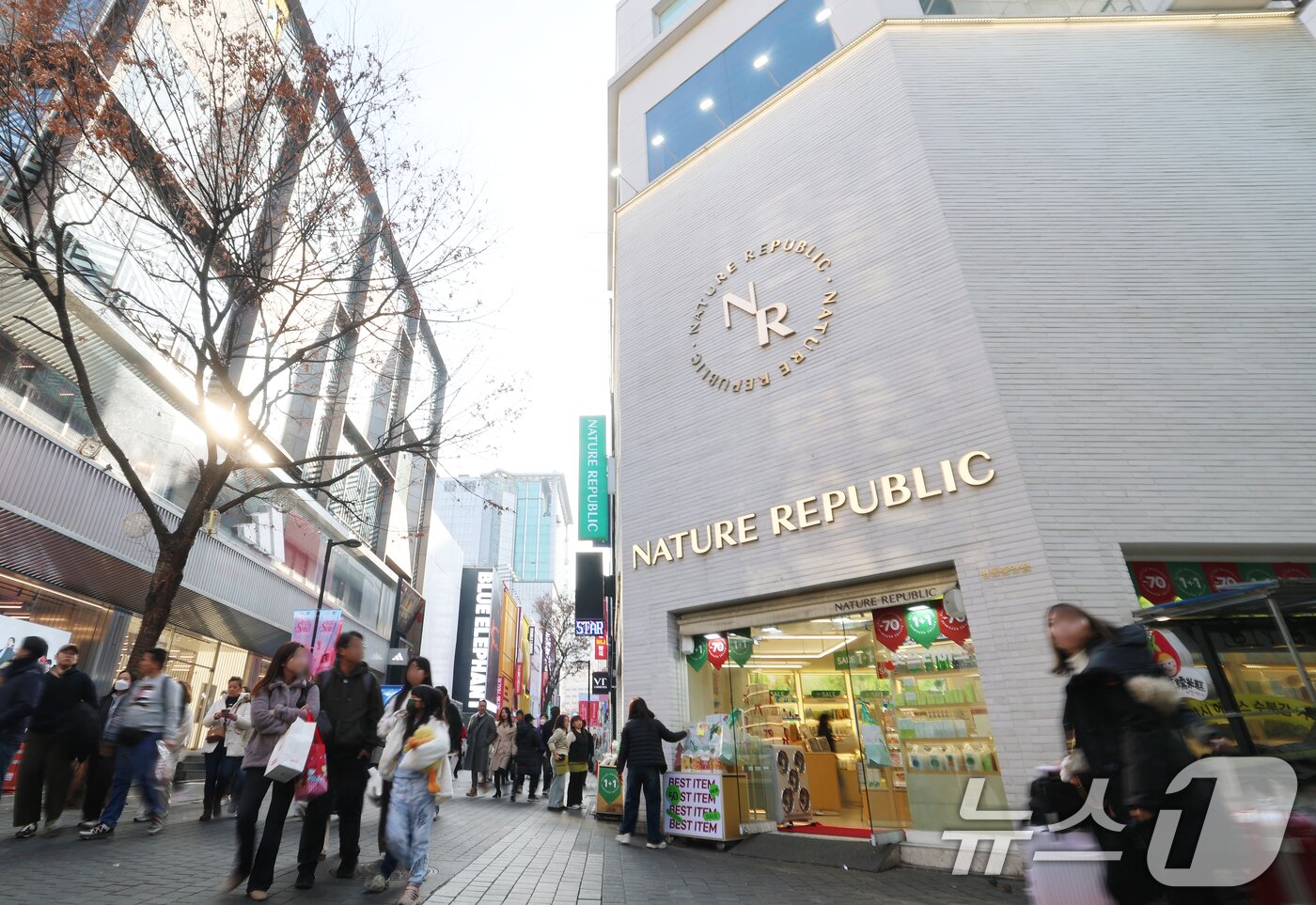 본문 이미지 - 명동 네이처 리퍼블릭(명동월드점) 부지가 전국에서 땅값이 가장 비싼 곳으로 조사됐다.  사진은 이날 오후 서울 중구 명동 네이처 리퍼블릭 모습. 2025.12.17/뉴스1 ⓒ News1 오대일 기자