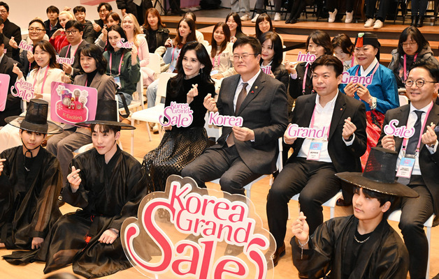 '코리아 그랜드 세일' 기념사진 촬영하는 이부진 위원장과 김대현 2차관