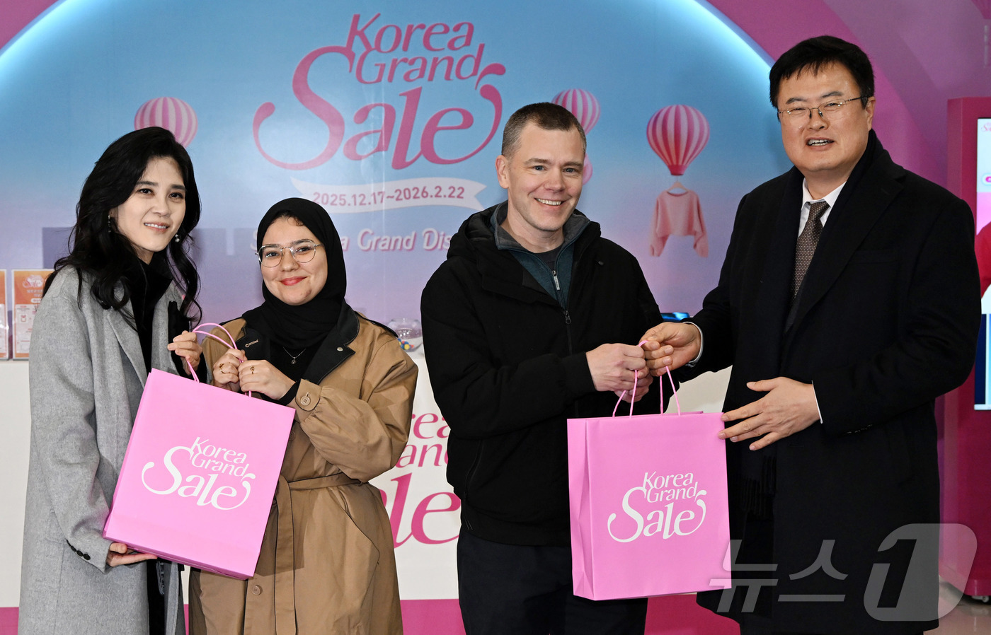 (서울=뉴스1) 이호윤 기자 = 이부진 한국방문의해위원장과 김대현 문화체육관광부 2차관이 17일 서울 중구 코리아그랜드세일 웰컴센터에서 외국인 방문객들에게 기념품을 선물한 뒤 기념 …