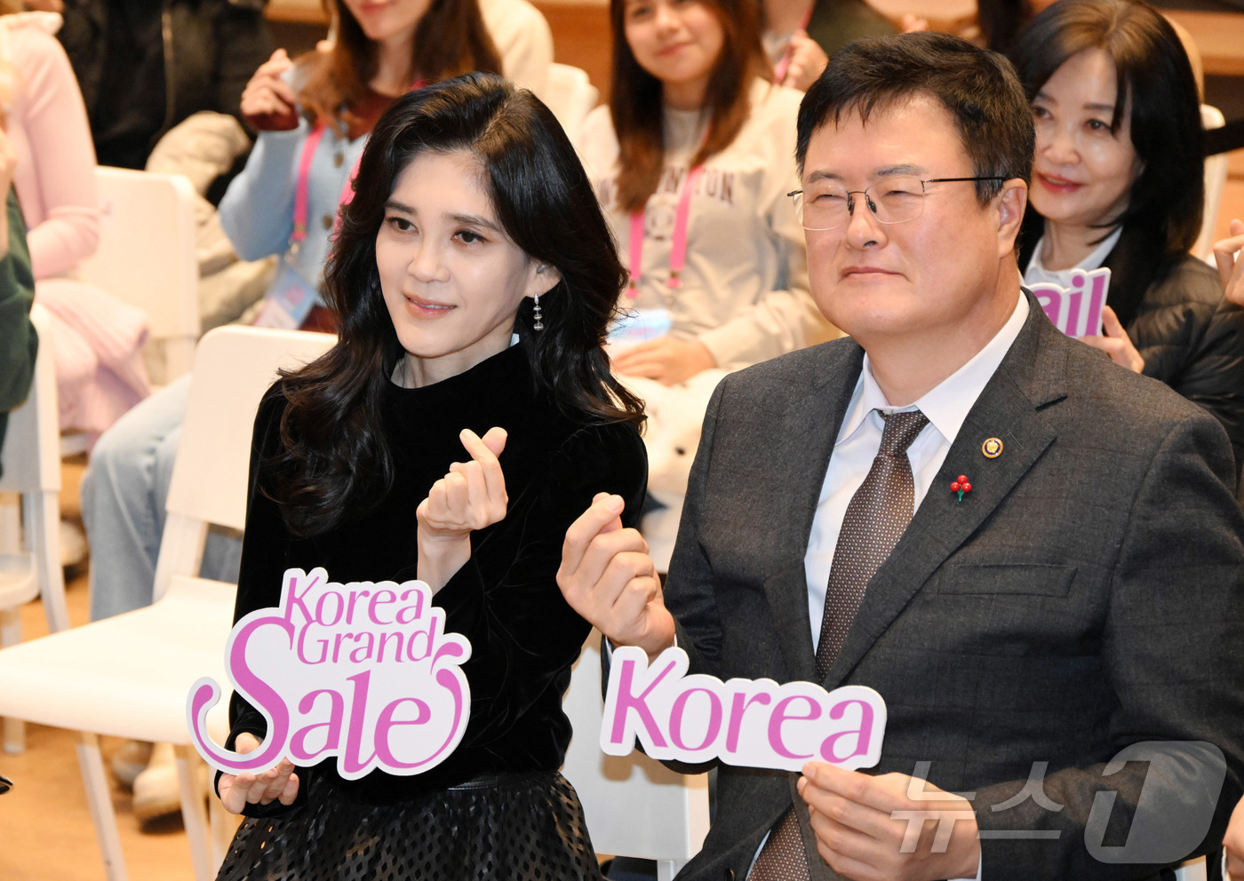 (서울=뉴스1) 이호윤 기자 = 이부진 한국방문의해위원장과 김대현 문화체육관광부 2차관이 17일 서울 명동 커뮤니티하우스 마실에서 열린 '코리아그랜드세일' 개막식 행사에서 기념촬영 …