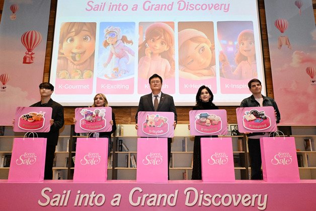 세레머니하는 김대현 제2차관과 이부진 위원장