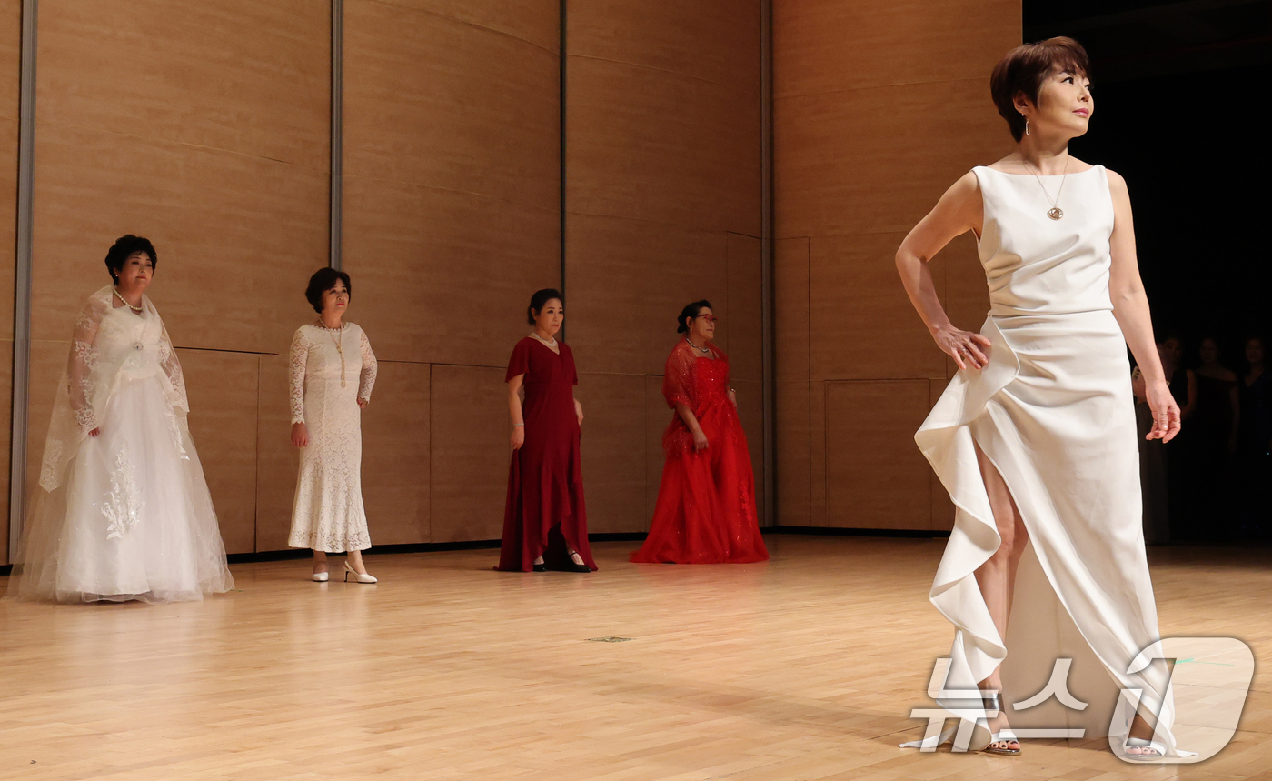 (대전=뉴스1) 김기태 기자 = 17일 대전 유성구 청소년수련관에서 열린 뉴스마일라이프 시니어웰빙모델 패션쇼에서 시니어모델이 패션쇼를 선보이고 있다. 2025.12.17/뉴스1