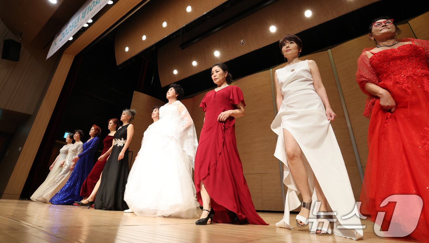 (대전=뉴스1) 김기태 기자 = 17일 대전 유성구 청소년수련관에서 열린 뉴스마일라이프 시니어웰빙모델 패션쇼에서 시니어모델이 패션쇼를 선보이고 있다. 2025.12.17/뉴스1