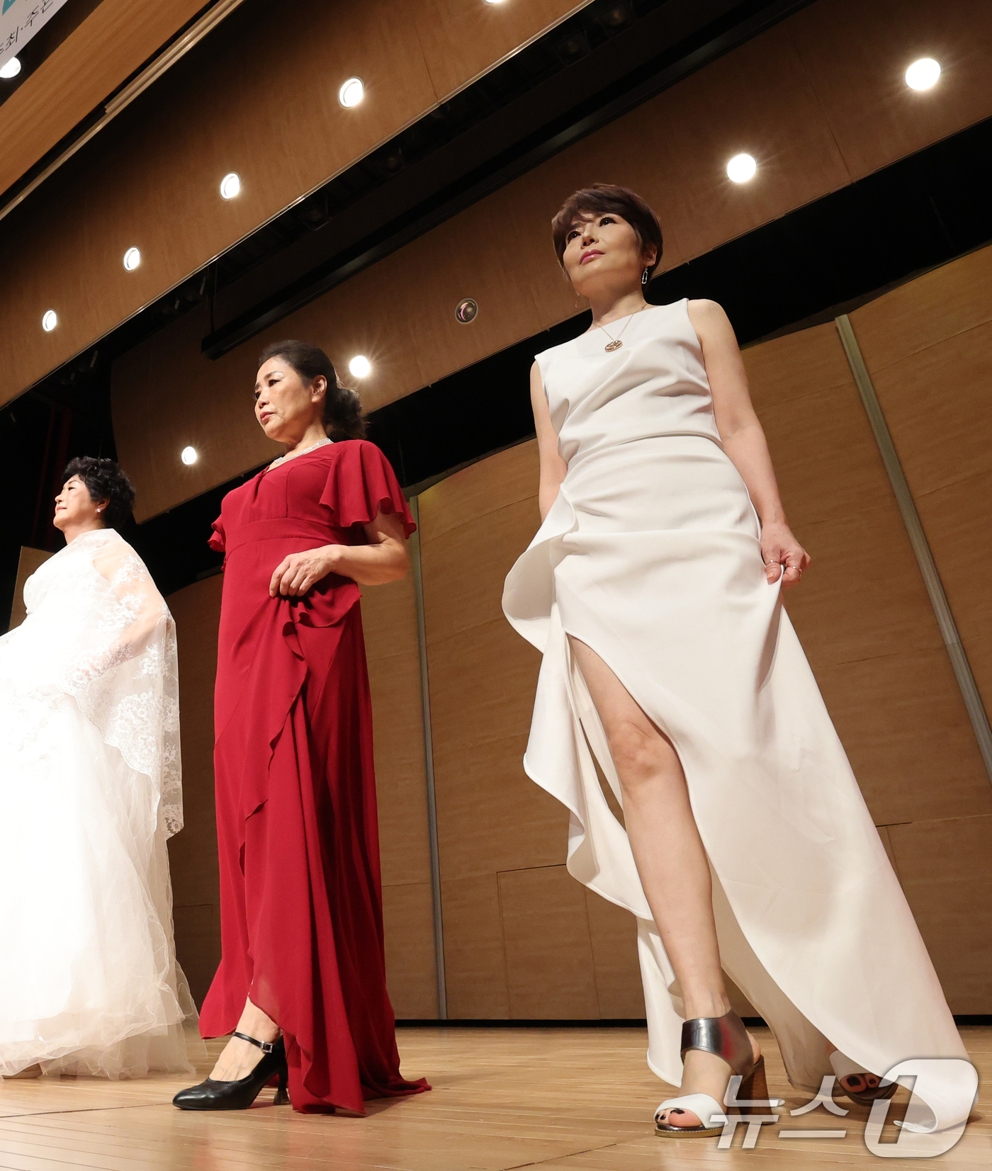 (대전=뉴스1) 김기태 기자 = 17일 대전 유성구 청소년수련관에서 열린 뉴스마일라이프 시니어웰빙모델 패션쇼에서 시니어모델이 패션쇼를 선보이고 있다. 2025.12.17/뉴스1