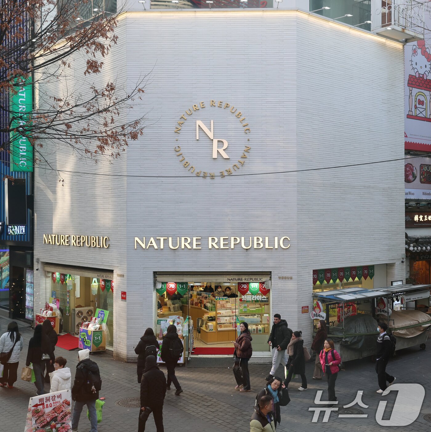 본문 이미지 - 명동 네이처 리퍼블릭(명동월드점) 부지가 전국에서 땅값이 가장 비싼 곳으로 조사됐다. 사진은 이날 오후 서울 중구 명동 네이처 리퍼블릭 모습. 2025.12.17/뉴스1 ⓒ News1 오대일 기자