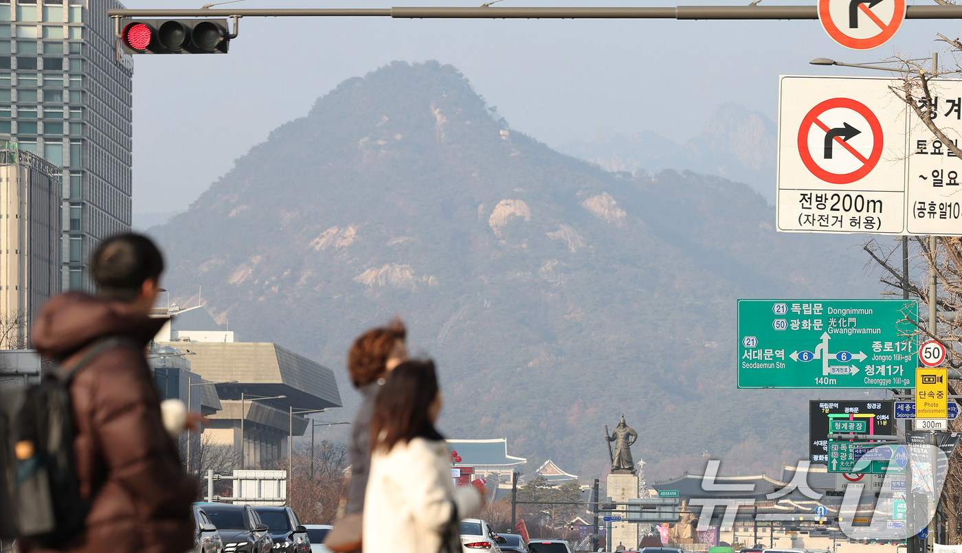 (서울=뉴스1) 장수영 기자 = 수도권 등 내륙지방 곳곳의 초미세먼지가 '나쁨' 수준을 보인 17일 오후 서울 중구 서울시청에서 바라본 북악산이 뿌옇게 보이고 있다. 2025.12 …