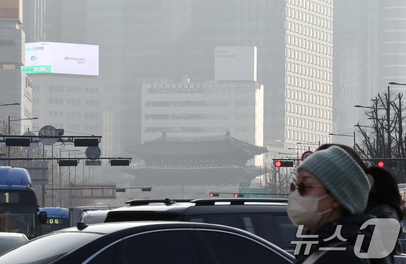 (서울=뉴스1) 장수영 기자 = 수도권 등 내륙지방 곳곳의 초미세먼지가 '나쁨' 수준을 보인 17일 오후 서울 중구 서울시청에서 바라본 숭례문이 뿌옇게 보이고 있다. 2025.12 …