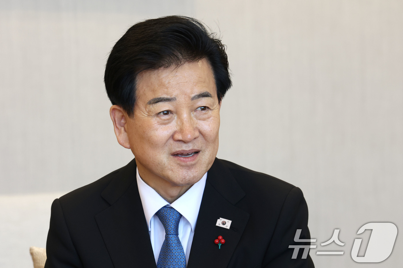 (서울=뉴스1) 이광호 기자 = 정동영 통일부 장관이 17일 오후 서울 동작구 원불교기념관에서 나상호 원불교 교정원장을 예방, 환담하고 있다.  2025.12.17/뉴스1