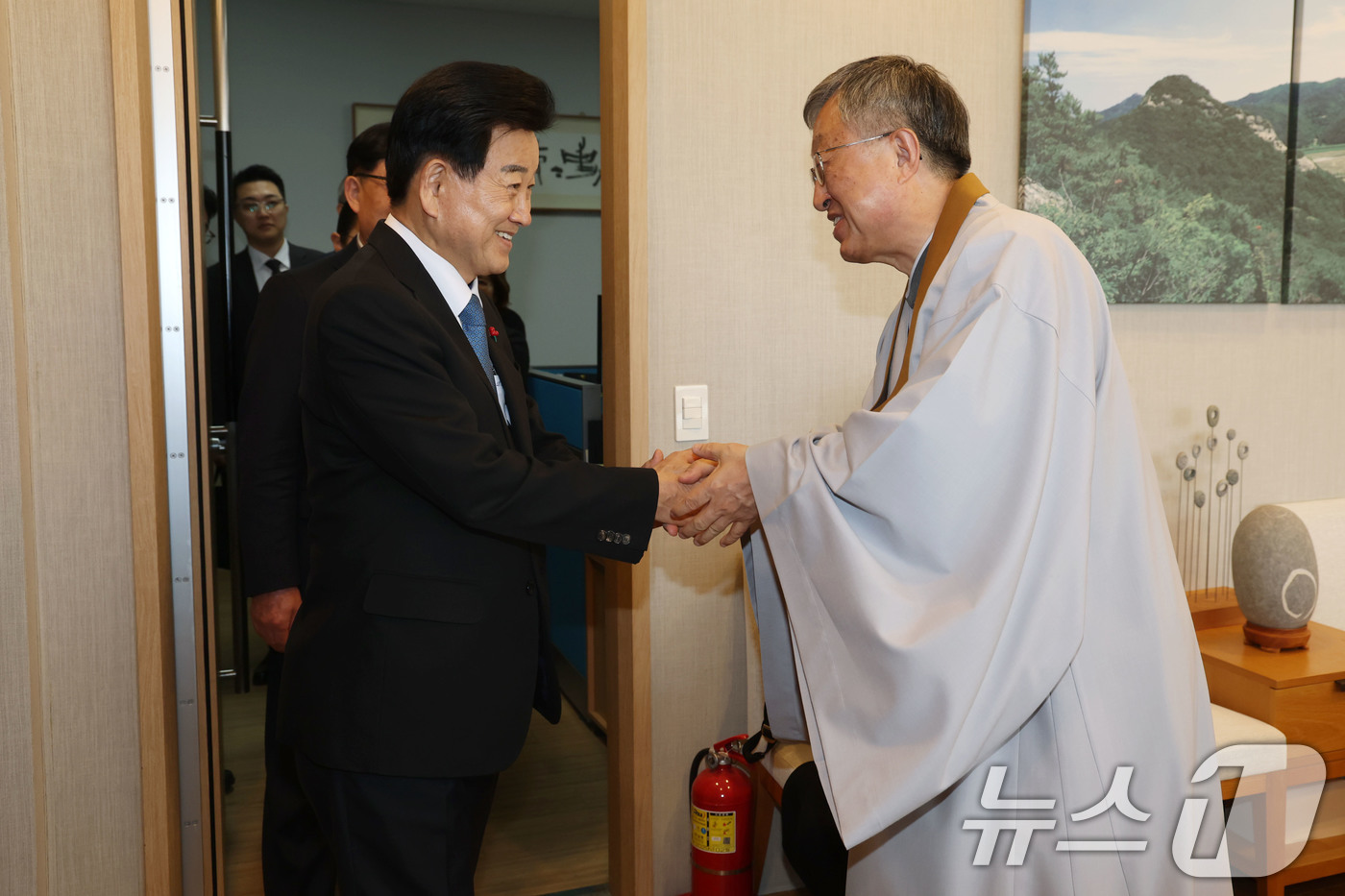 (서울=뉴스1) 이광호 기자 = 정동영 통일부 장관이 17일 오후 서울 동작구 원불교기념관에서 나상호 원불교 교정원장을 예방하고 있다.  2025.12.17/뉴스1