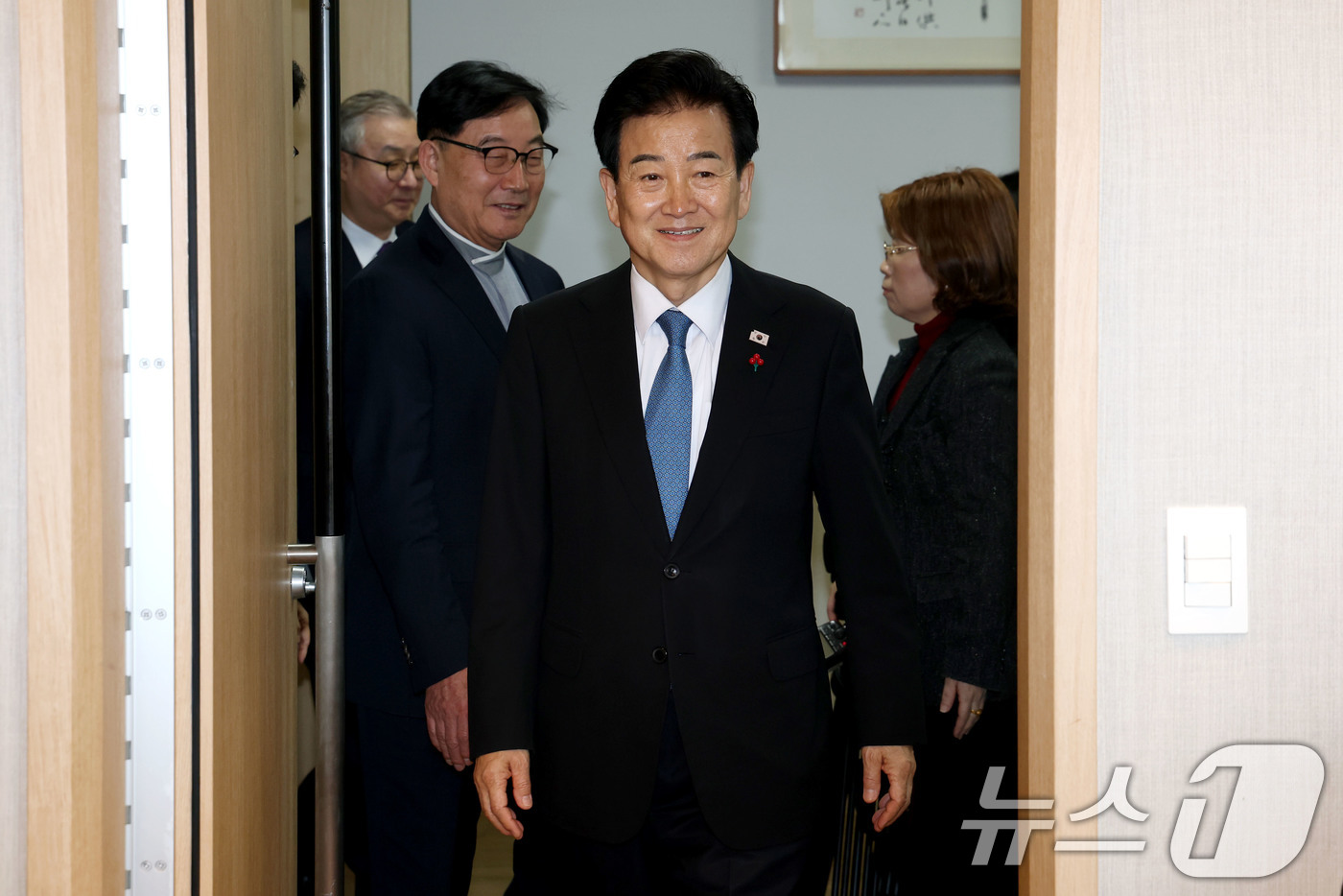 (서울=뉴스1) 이광호 기자 = 정동영 통일부 장관이 17일 오후 서울 동작구 원불교기념관을 찾아 나상호 원불교 교정원장을 예방하기 위해 이동하고 있다. 2025.12.17/뉴스1 …