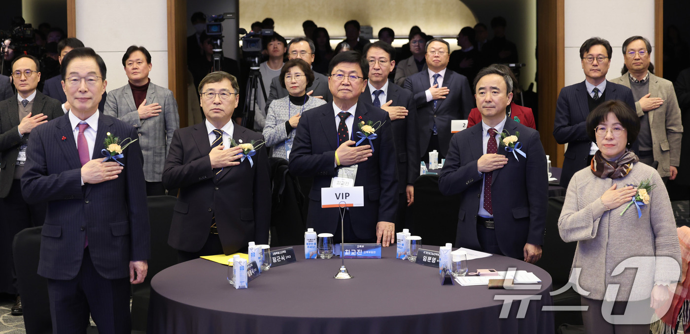 (서울=뉴스1) 박지혜 기자 = 최교진 교육부 장관과 임문영 국가인공지능전략위원회 부위원장, 최교진 서울교육감 등이 17일 서울 용산구 몬드리안 호텔에서 열린  '인공지능(AI) …