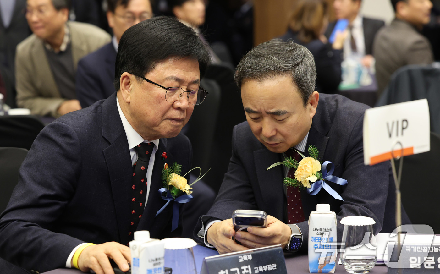 (서울=뉴스1) 박지혜 기자 = 최교진 교육부 장관과 임문영 국가인공지능전략위원회 부위원장이 17일 서울 용산구 몬드리안 호텔에서 열린  '인공지능(AI) 맞춤형 교수학습 플랫폼' …