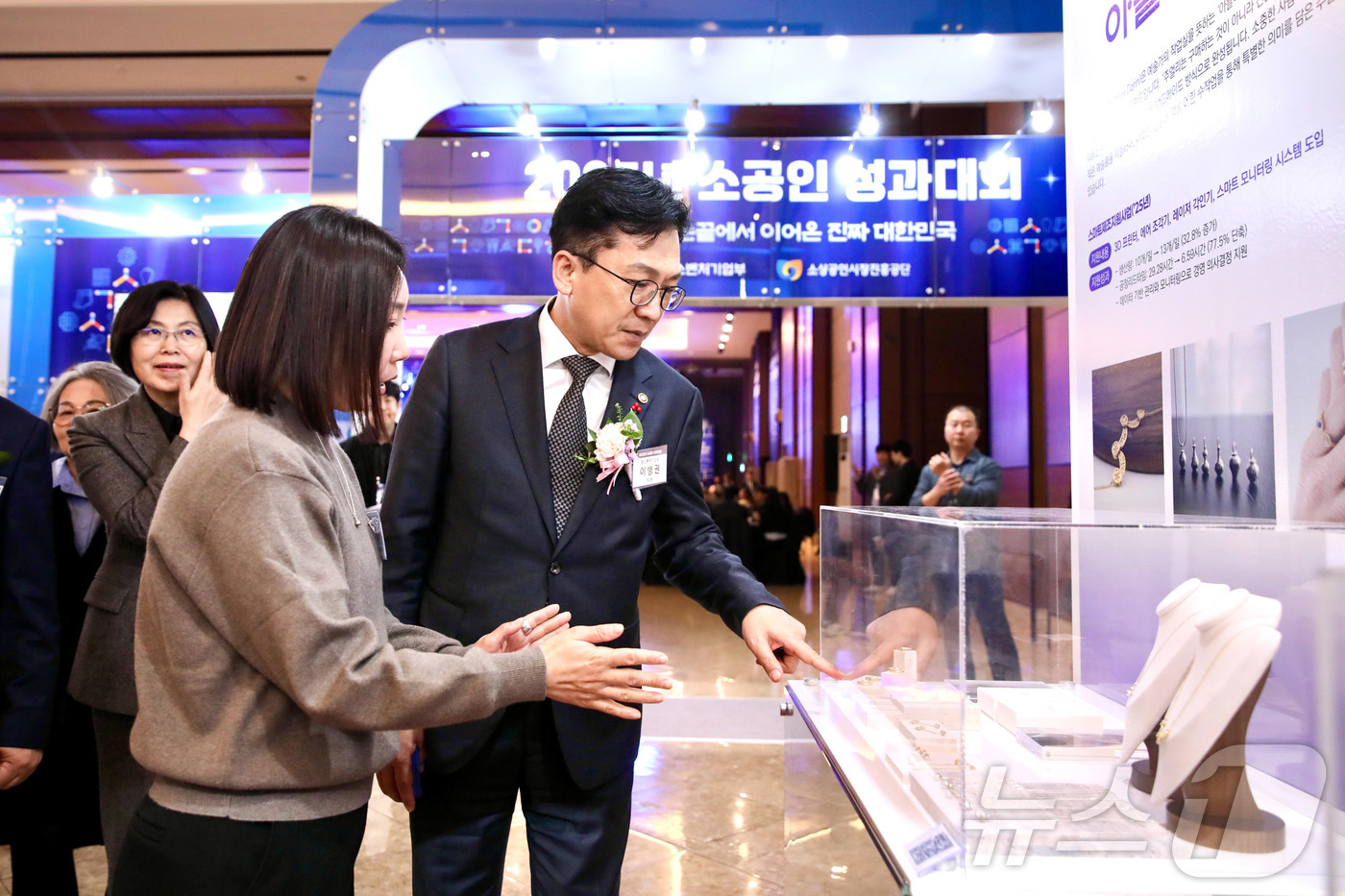 (서울=뉴스1) = 이병권 중소벤처기업부 제2차관이 17일 대전 ICC에서 열린 '2025년 소공인 성과대회'에서 전시관을 둘러보고 있다. (중소벤처기업부 제공. 재판매 및 DB …