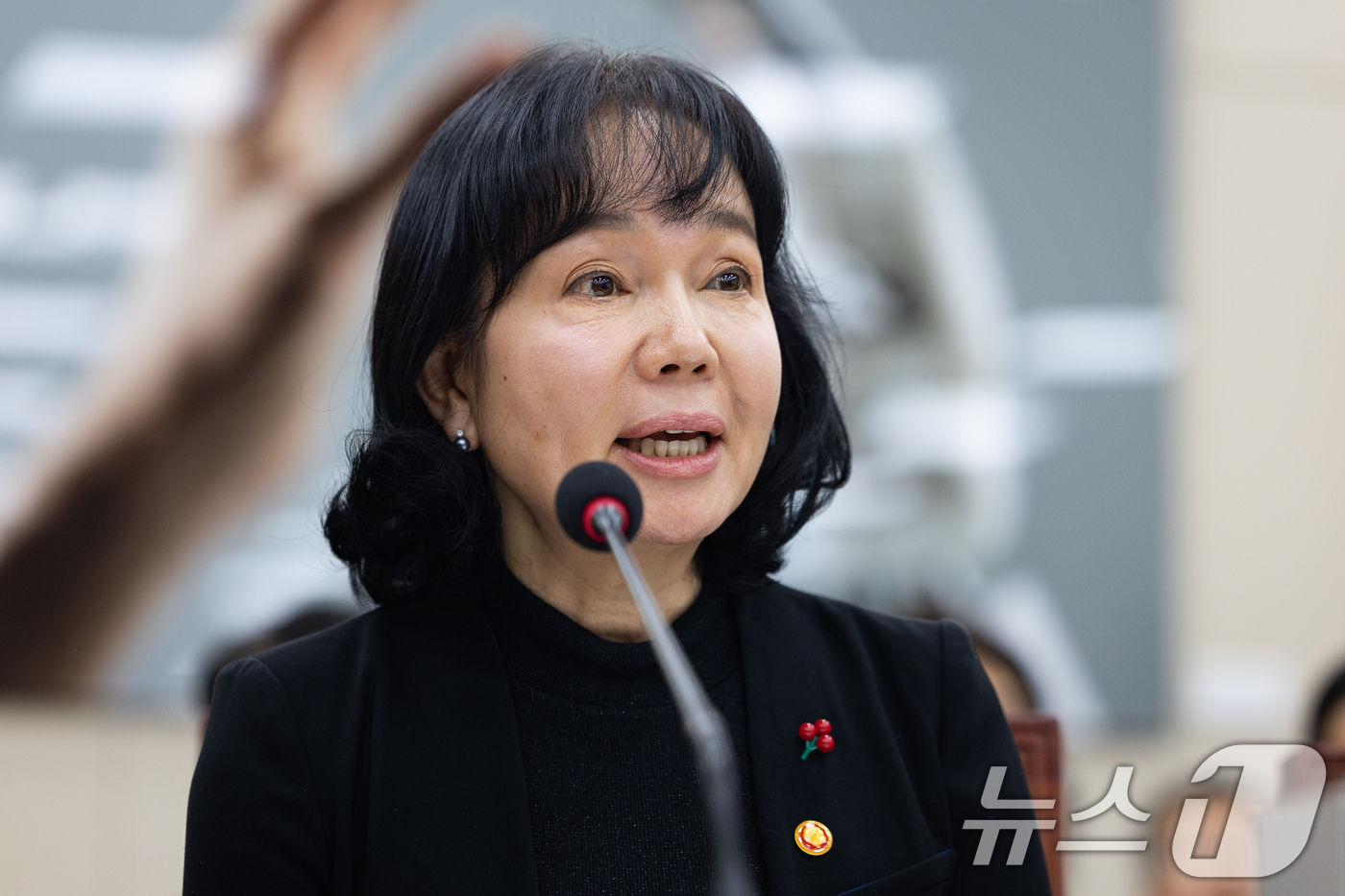 (서울=뉴스1) 유승관 기자 = 송경희 개인정보보호위원장이 17일 서울 여의도 국회 과학기술정보방송통신위원회에서 열린 쿠팡 개인정보 유출 사고 관련 청문회에서 의원 질의에 답하고 …