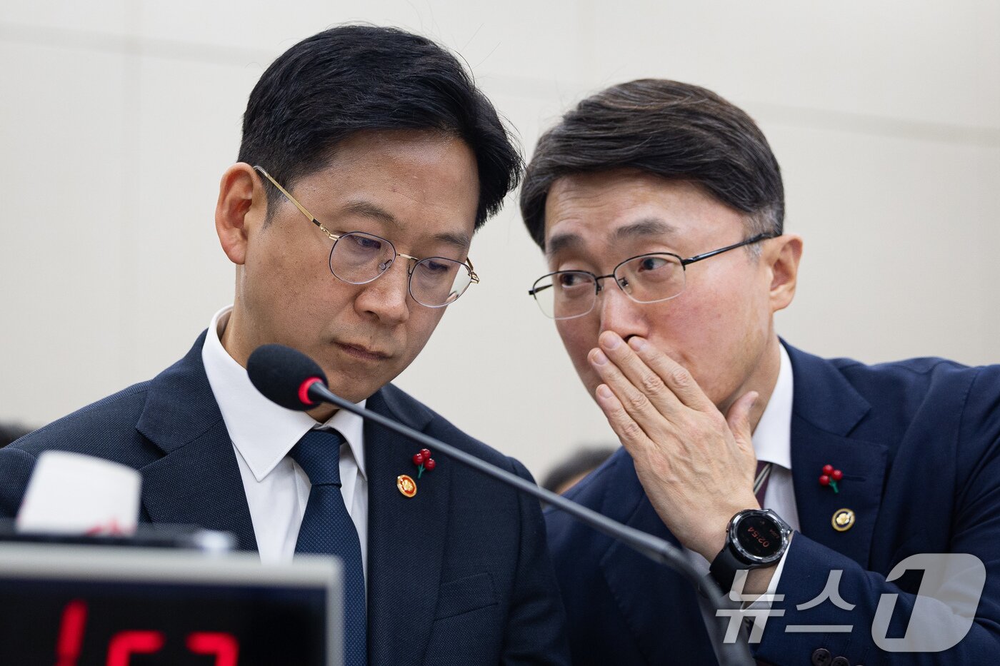 본문 이미지 - 배경훈 부총리 겸 과학기술정보통신부 장관과 류제명 2차관이 17일 서울 여의도 국회 과학기술정보방송통신위원회에서 열린 쿠팡 개인정보 유출 사고 관련 청문회에서 대화하고 있다. 2025.12.17/뉴스1 ⓒ News1 유승관 기자