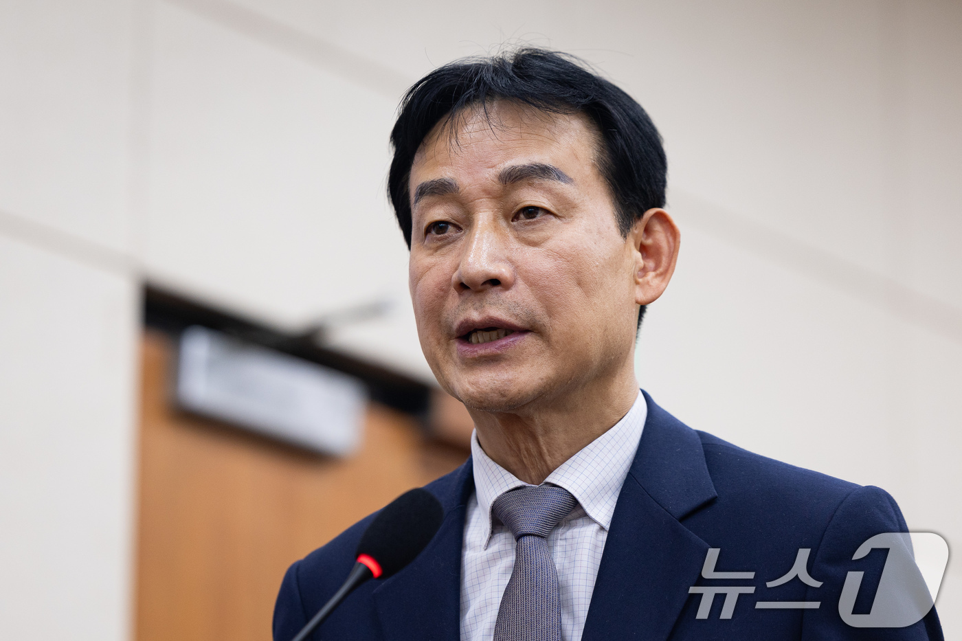 (서울=뉴스1) 유승관 기자 = 민병기 쿠팡 대외협력 총괄 부사장이 17일 서울 여의도 국회 과학기술정보방송통신위원회에서 열린 쿠팡 개인정보 유출 사고 관련 청문회에서 의원 질의에 …