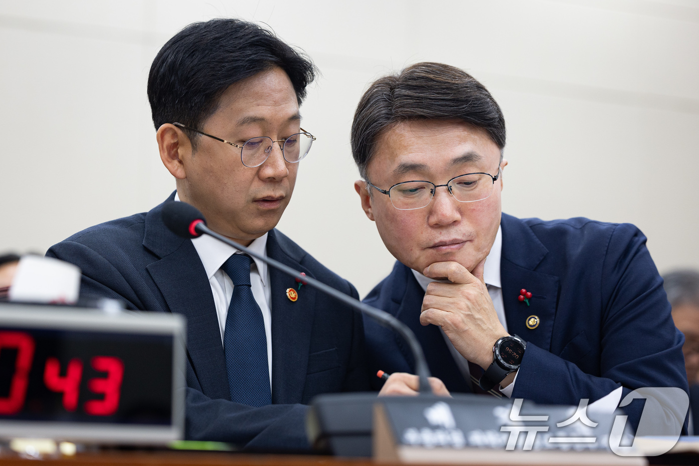 (서울=뉴스1) 유승관 기자 = 배경훈 부총리 겸 과학기술정보통신부 장관과 류제명 2차관이 17일 서울 여의도 국회 과학기술정보방송통신위원회에서 열린 쿠팡 개인정보 유출 사고 관련 …