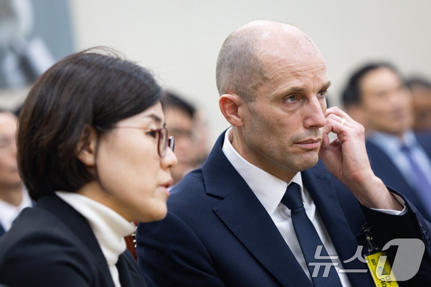 본문 이미지 - 해롤드 로저스 쿠팡 임시 대표가 17일 서울 여의도 국회 과학기술정보방송통신위원회에서 열린 쿠팡 개인정보 유출 사고 관련 청문회에서 의원 질의를 들으며 얼굴을 만지고 있다. 2025.12.17/뉴스1 ⓒ News1 유승관 기자