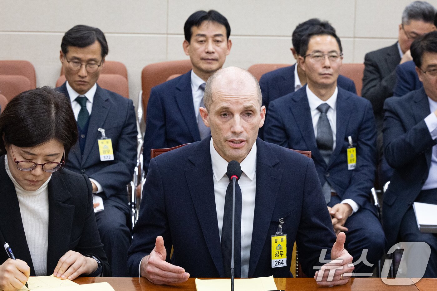 본문 이미지 - 해롤드 로저스 쿠팡 임시 대표가 17일 서울 여의도 국회 과학기술정보방송통신위원회에서 열린 쿠팡 개인정보 유출 사고 관련 청문회에서 의원 질의에 답하고 있다. 뒷줄 왼쪽부터 조용우 쿠팡 국회·정부 담당 부사장, 민병기 쿠팡 대외협력 총괄 부사장, 김명규 쿠팡이츠서비스 대표. 2025.12.17/뉴스1 ⓒ News1 유승관 기자