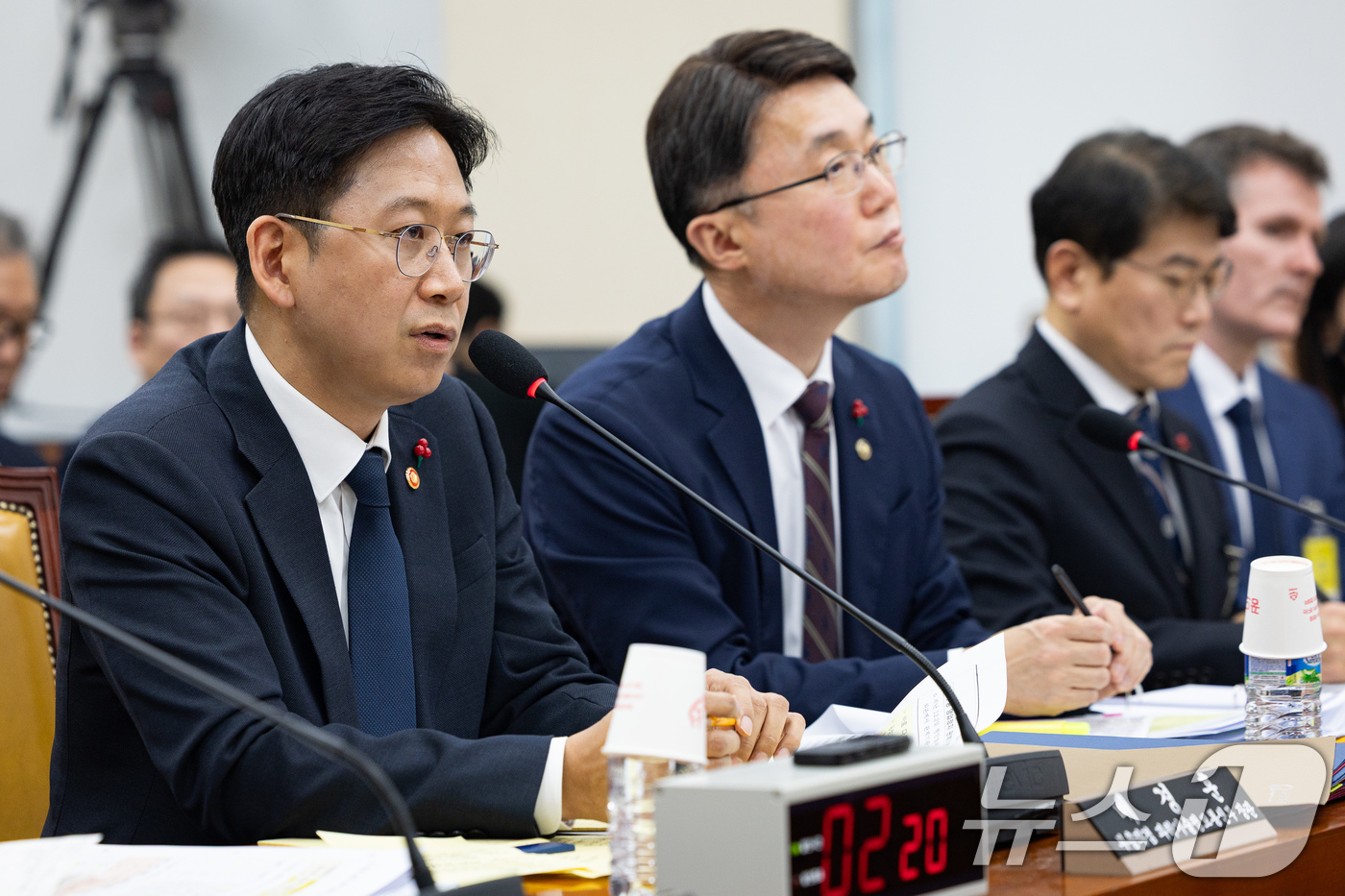 (서울=뉴스1) 유승관 기자 = 배경훈 부총리 겸 과학기술정보통신부 장관이 17일 서울 여의도 국회 과학기술정보방송통신위원회에서 열린 쿠팡 개인정보 유출 사고 관련 청문회에서 의원 …