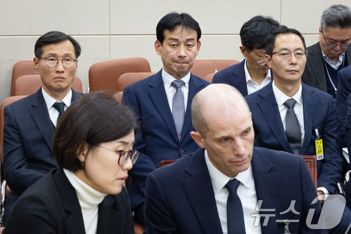 본문 이미지 - 해롤드 로저스 쿠팡 임시 대표를 비롯한 증인들이 17일 서울 여의도 국회 과학기술정보방송통신위원회에서 열린 쿠팡 개인정보 유출 사고 관련 청문회에서 의원 질의를 듣고 있다. 뒷줄 왼쪽부터 조용우 쿠팡 국회·정부 담당 부사장, 민병기 쿠팡 대외협력 총괄 부사장, 김명규 쿠팡이츠서비스 대표. 2025.12.17/뉴스1 ⓒ News1 유승관 기자