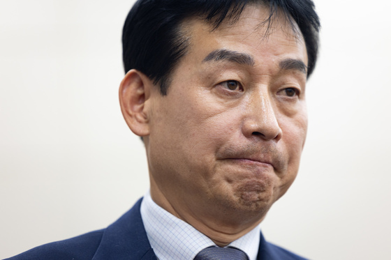 표정 굳은 민병기 쿠팡 부사장