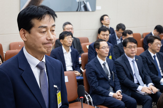 굳은 표정의 민병기 쿠팡 부사장