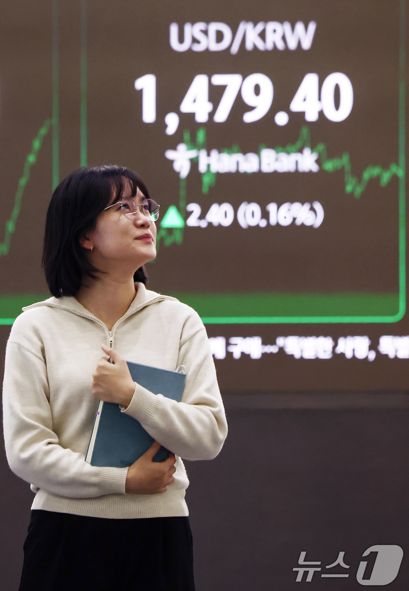 (서울=뉴스1) 김민지 기자 = 원·달러 환율이 약 8개월 만에 장중 1480원을 돌파한 17일 오후 서울 중구 하나은행 본점 딜링룸 전광판에 환율 정보가 나오고 있다.이날 원·달 …