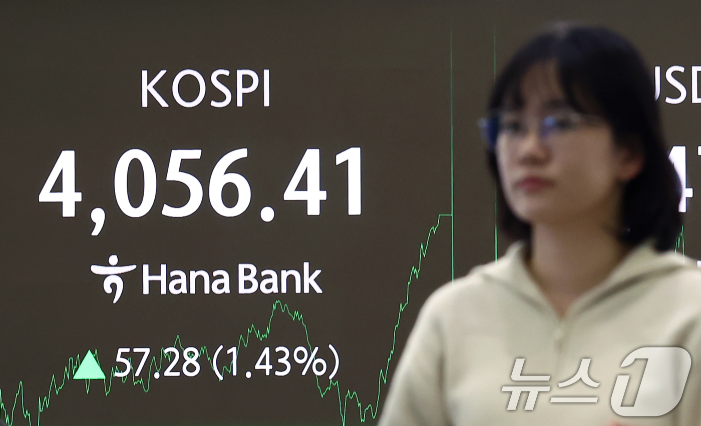 (서울=뉴스1) 김민지 기자 = 17일 오후 서울 중구 하나은행 본점 딜링룸 전광판에 코스피 종가가 표시되고 있다.이날 코스피는 전 거래일(3999.13)보다 57.28포인트(1. …