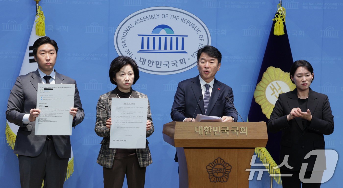 (서울=뉴스1) 신웅수 기자 = 문진석, 송옥주, 김용만 더불어민주당 의원이 17일 서울 여의도 국회 소통관에서 김형석 독립기념관장의 이사회 감시기능 무력화 시도를 규탄하는 기자회 …