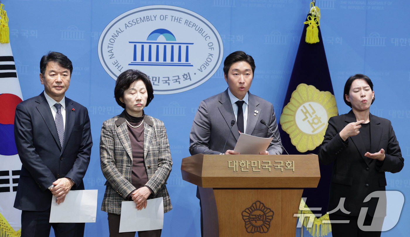 (서울=뉴스1) 신웅수 기자 = 문진석, 송옥주, 김용만 더불어민주당 의원이 17일 서울 여의도 국회 소통관에서 김형석 독립기념관장의 이사회 감시기능 무력화 시도를 규탄하는 기자회 …