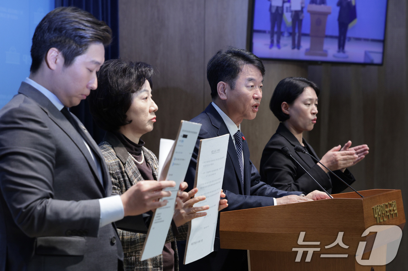 (서울=뉴스1) 신웅수 기자 = 문진석, 송옥주, 김용만 더불어민주당 의원이 17일 서울 여의도 국회 소통관에서 김형석 독립기념관장의 이사회 감시기능 무력화 시도를 규탄하는 기자회 …