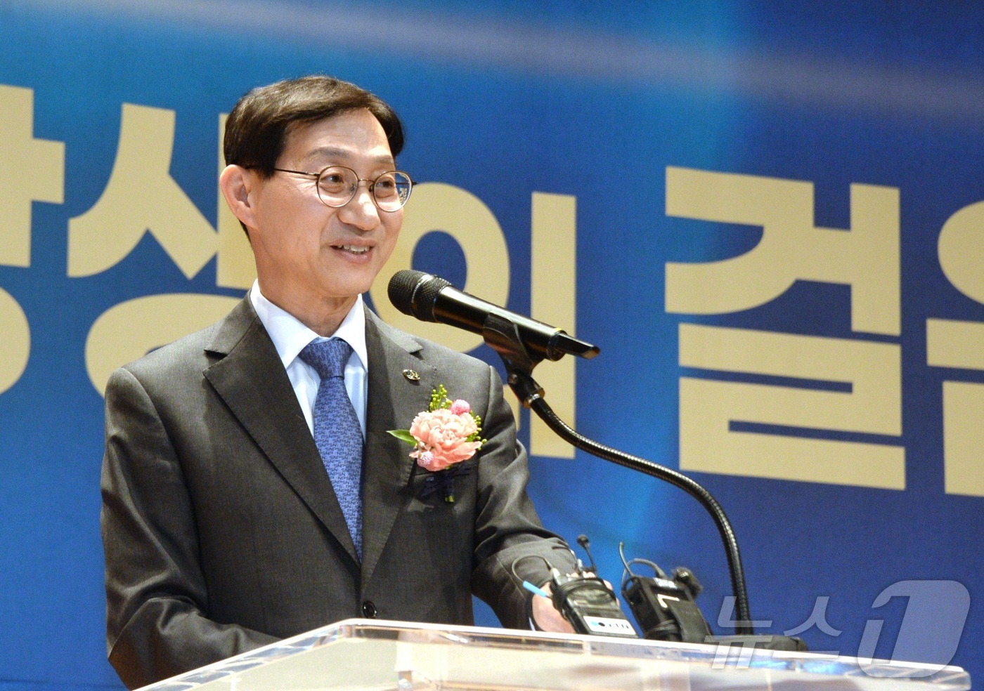 (전주=뉴스1) 유경석 기자 = 김성주 제19대 국민연금공단 신임 이사장이 17일 전북 전주시 국민연금공단에서 열린 취임식에서 취임사를 하고 있다. 2025.12.17/뉴스1