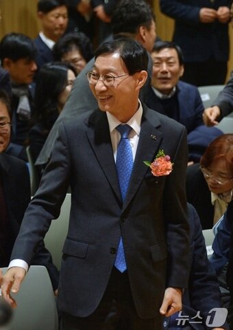 본문 이미지 - 김성주 제19대 국민연금공단 신임 이사장이 17일 전북 전주시 국민연금공단에서 열린 취임식을 위해 장내로 들어서고 있다. ⓒ News1 유경석 기자