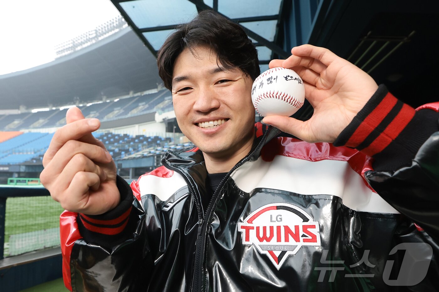 본문 이미지 - LG 트윈스 박해민이 서울 잠실야구장에서 팬들에게 하트와 함께 신년 인사를 전하고 있다. ⓒ News1 권현진 기자