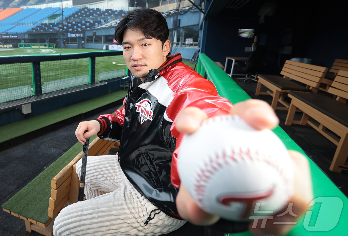 본문 이미지 - LG 트윈스 박해민이 서울 잠실야구장에서 뉴스1과의 신년 인터뷰 전 포즈를 취하고 있다. 뉴스1 ⓒ News1 권현진 기자