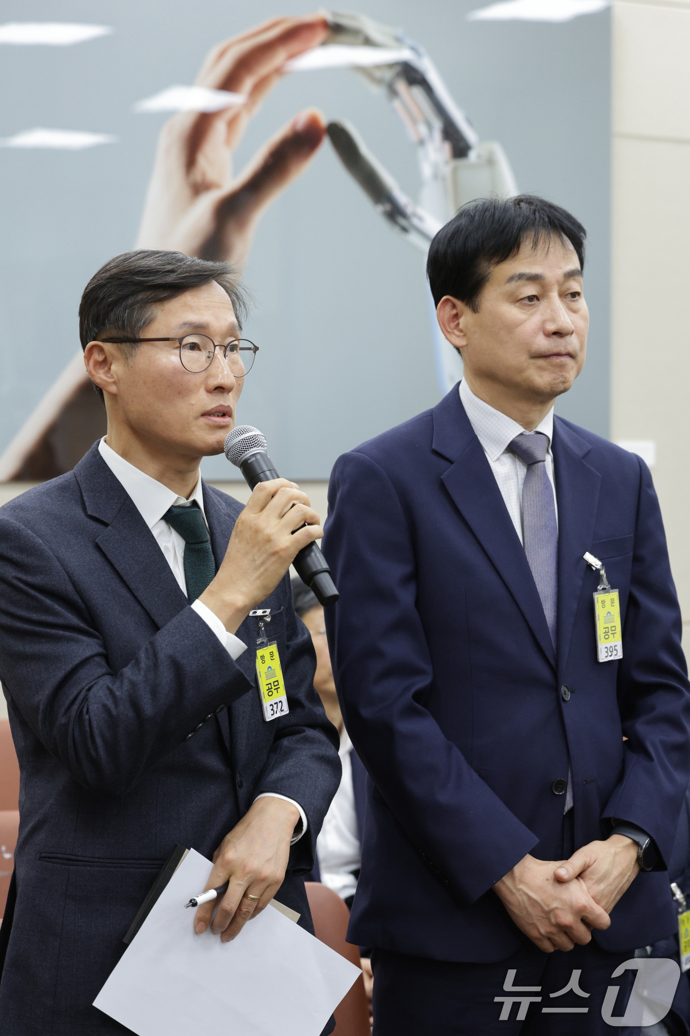 (서울=뉴스1) 신웅수 기자 = 조용우 쿠팡 국회·정무 담당 부사장(왼쪽)과 민병기 쿠팡 대외협력 총괄 부사장이 7일 서울 여의도 국회 과학기술정보방송통신위원회에서 열린 쿠팡 개인 …