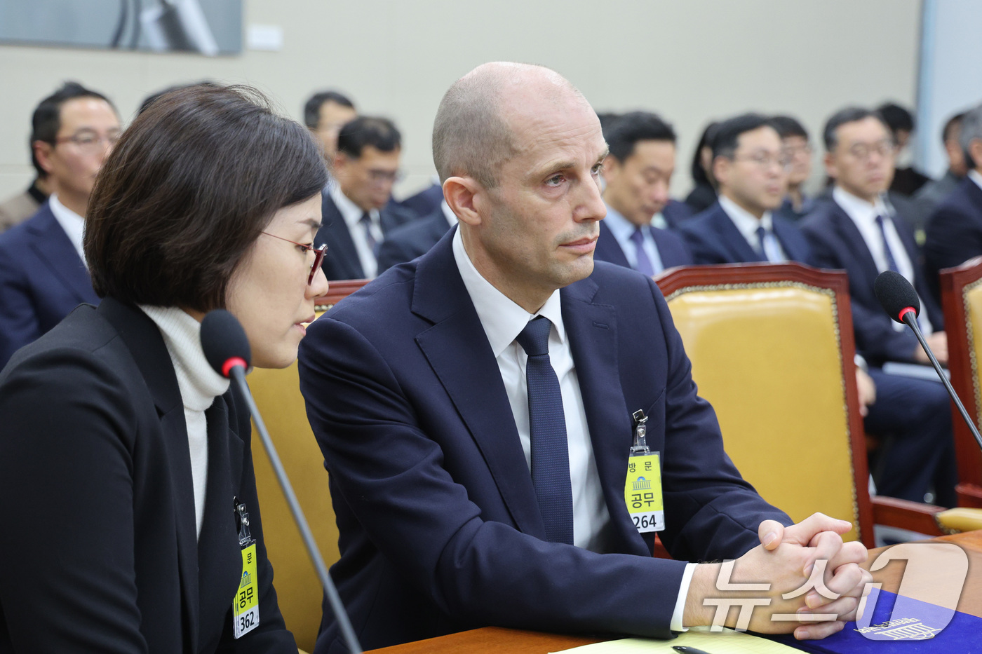 (서울=뉴스1) 신웅수 기자 = 해롤드 로저스 쿠팡 임시 대표가 17일 서울 여의도 국회 과학기술정보방송통신위원회에서 열린 쿠팡 개인정보 유출 사고 관련 청문회에서 의원 질의에 답 …