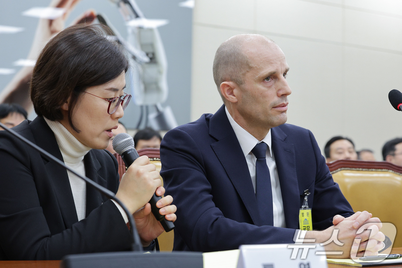 (서울=뉴스1) 신웅수 기자 = 해롤드 로저스 쿠팡 임시 대표가 17일 서울 여의도 국회 과학기술정보방송통신위원회에서 열린 쿠팡 개인정보 유출 사고 관련 청문회에서 의원 질의에 답 …