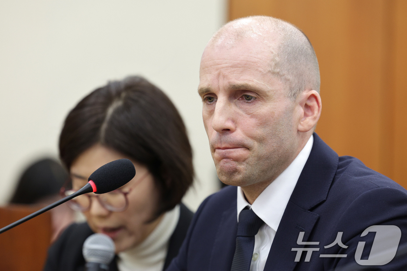 (서울=뉴스1) 신웅수 기자 = 해롤드 로저스 쿠팡 임시 대표가 17일 서울 여의도 국회 과학기술정보방송통신위원회에서 열린 쿠팡 개인정보 유출 사고 관련 청문회에서 의원 질의에 답 …