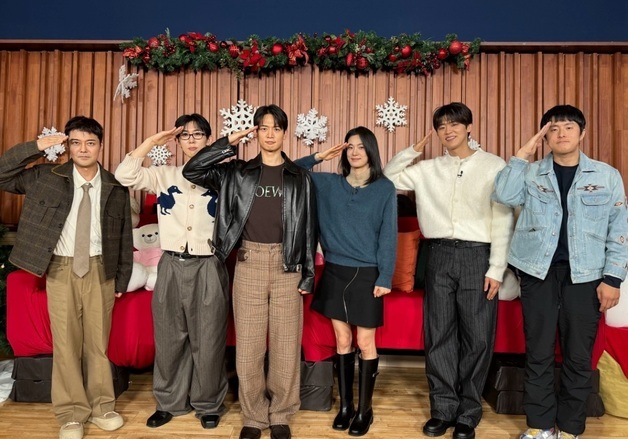 '나 혼자 산다' 박나래·키 빠진 단체 사진 공개…"열정 인수인계 완료"