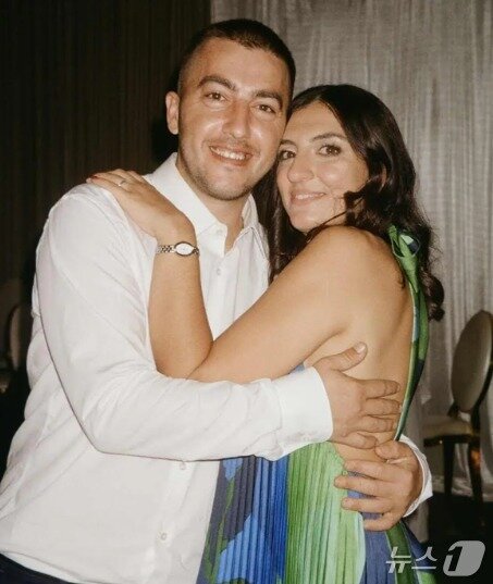 본문 이미지 - 호주의 한 여성이 11년 전 촬영한 자신의 여행 영상에서 서로 모르던 시절의 남편을 발견해 화제가 되고 있다. (애서네이샤 아칼리스 SNS)